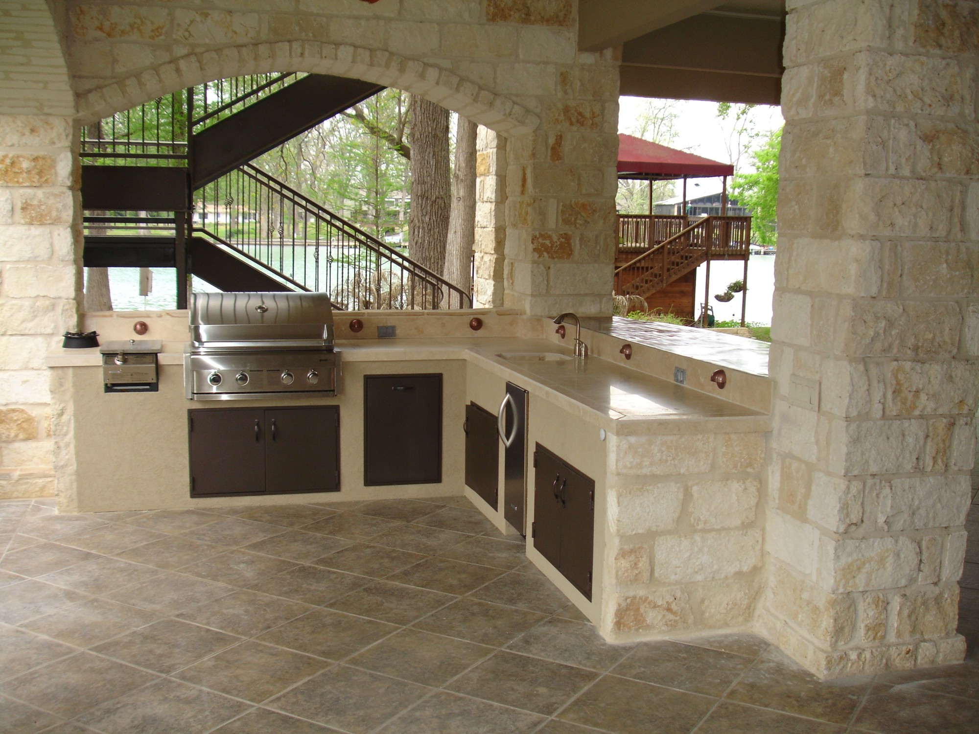 How to Choose the Right Outdoor Kitchen Floor for Your Home Garage Force